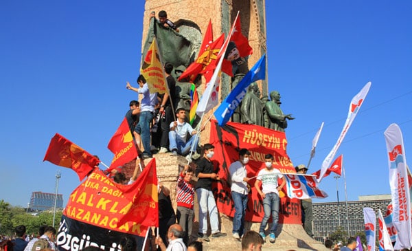 09a-turkey-taksim-square-demonstrators