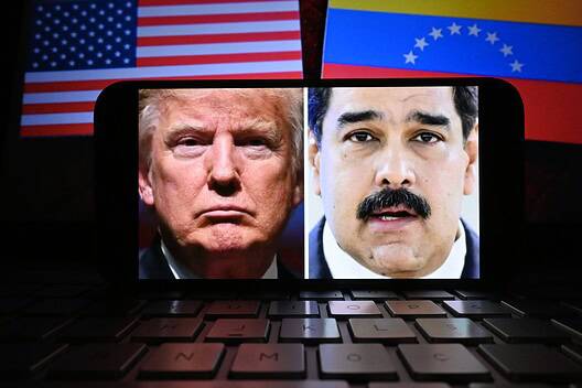 U.S. President Donald Trump and Venezuelan President Nicolás Maduro on a phone screen.
